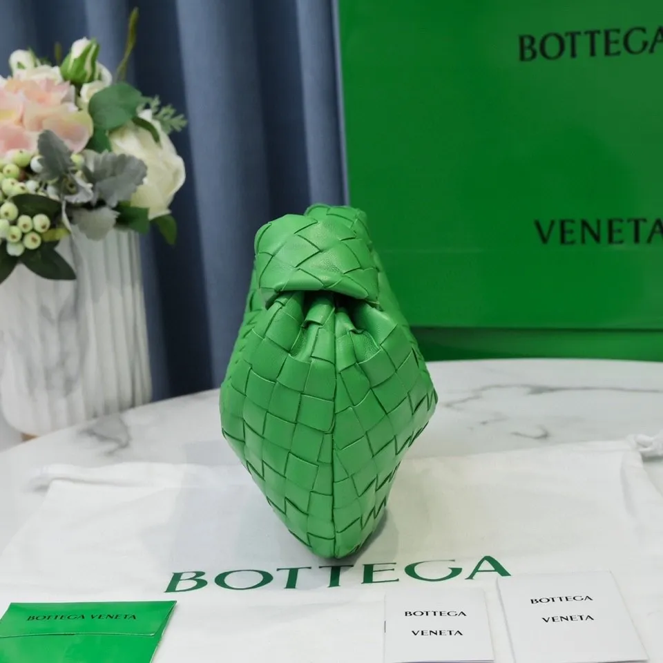 Batch 1120 BV Bottega Veneta's new early spring women's MINI JODIE handbag BV bag 🔥The new method is based on the original rounded corners, knotted with classic woven leather round hobo bag, The most iconic triangular pull-out design, using sheepskin draped soft shape, is super suitable for concave shapes~ Jodie feels really gentle to people, and is definitely the best item for daily matching. It has the same weave, new elements and twists, is compact and versatile, and is the new favorite of street style Internet celebrities! Dimensions: 23x28x8 Model: 6699-1